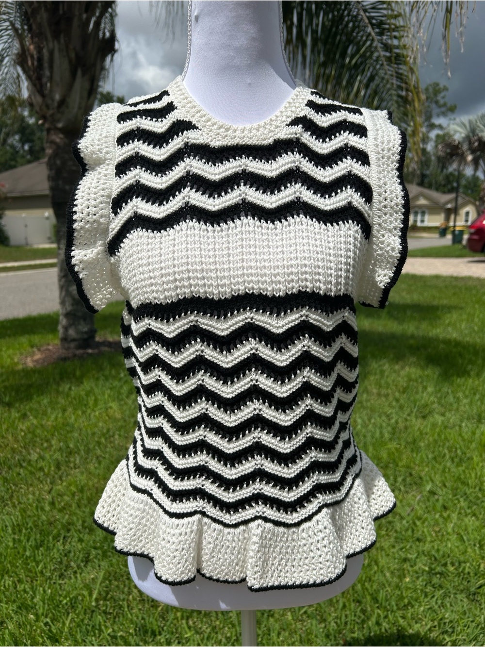 NWT🌷Express Black & White Chevron Knit Sleeveless Peplum Top